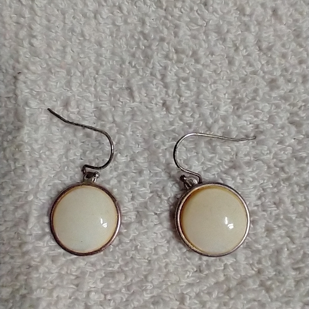 Round white wire earrings